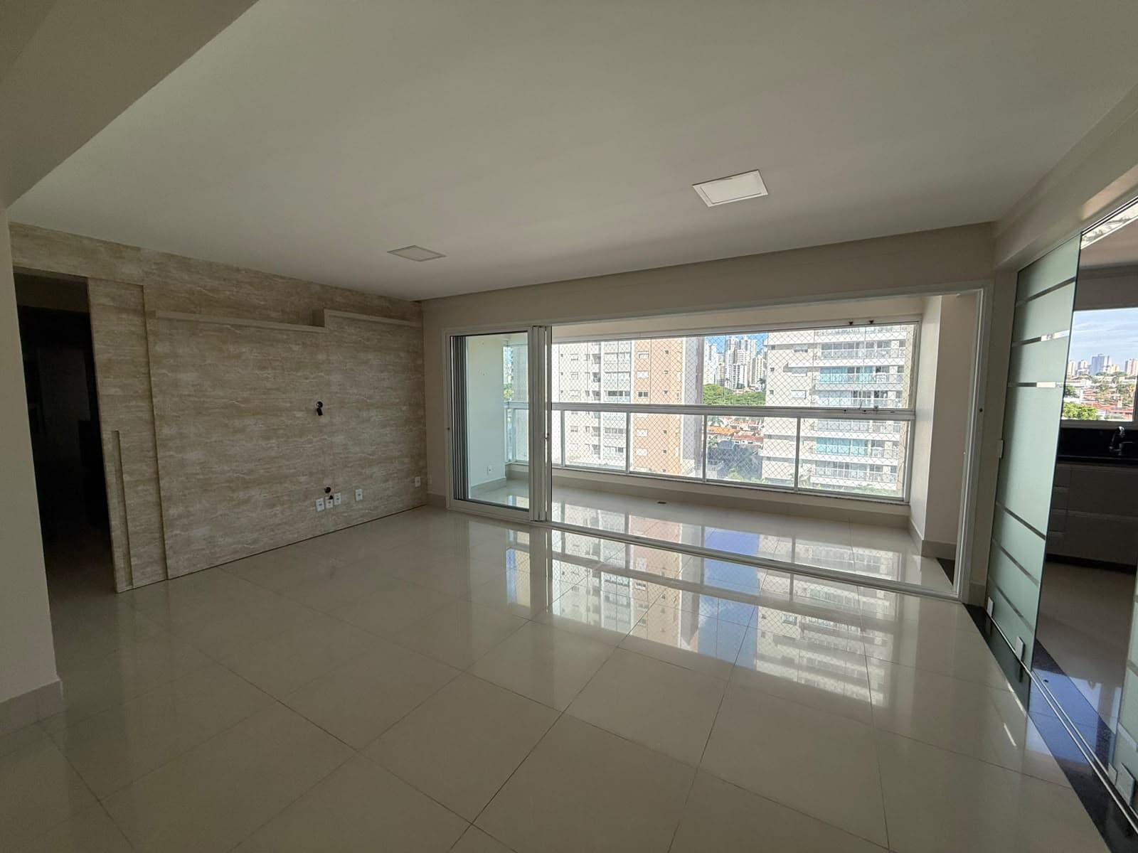 Apartamento 120 m² 3 suítes próximo ao Vaca Brava e Colegio Arena