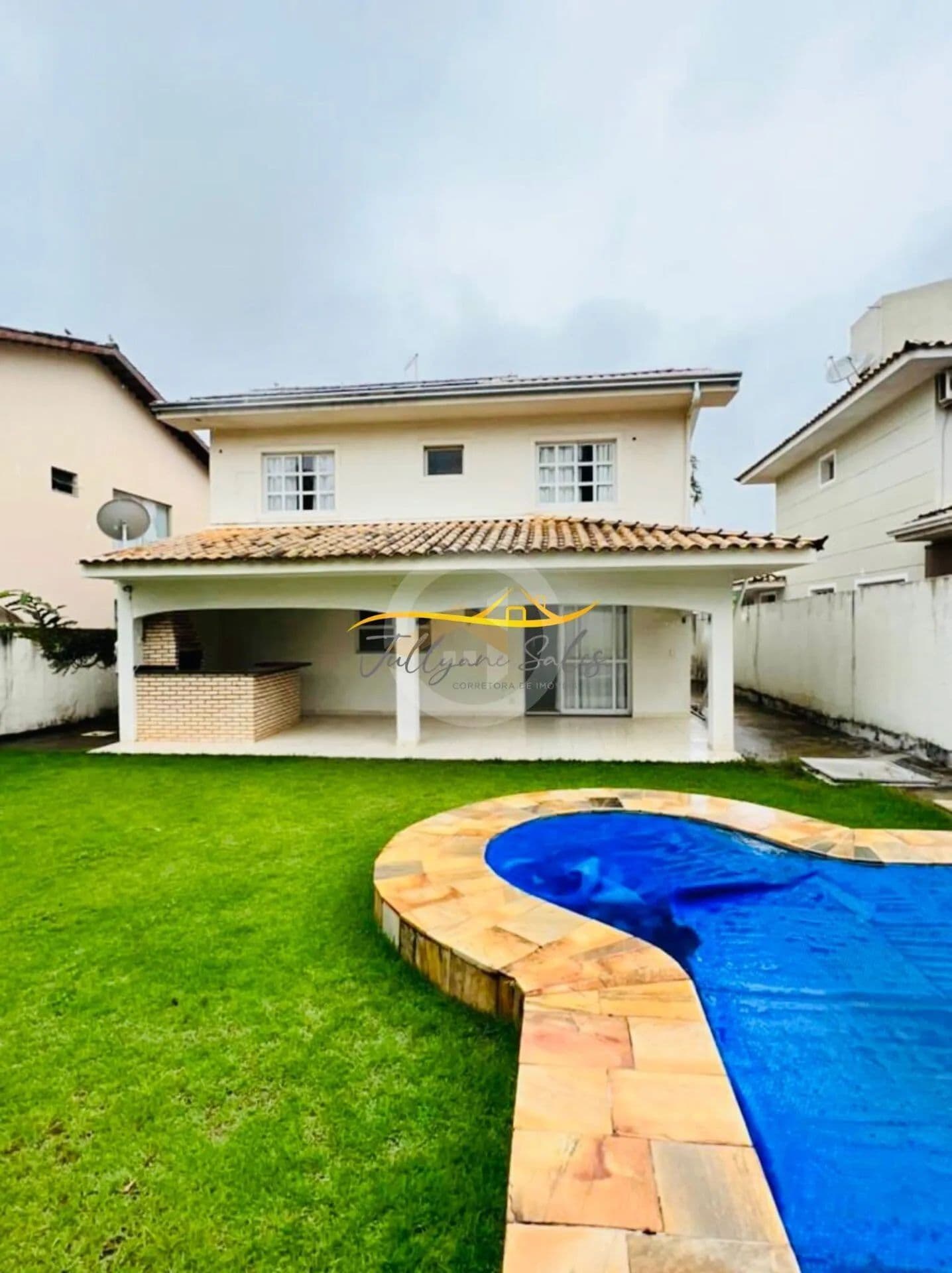 Casa sobrado à venda com 3 quartos 1 suite, lote amplono bairro Jardins Madri - Goiânia