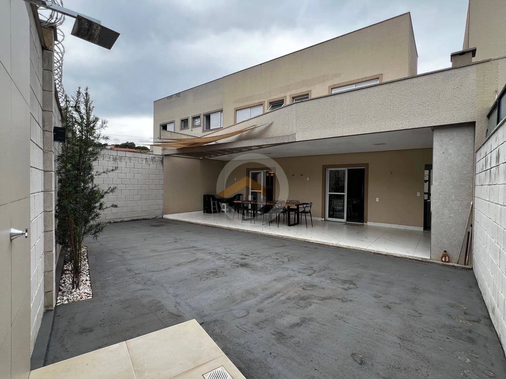 Casa Sobrado 3 suítes plenas com quintal grande