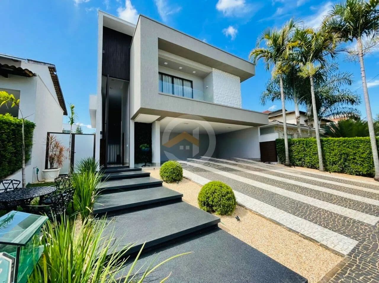 Casa sobrado em Condomínio a venda com 3 suites plenas, espaço gourmet, Jardins Madri Goiania