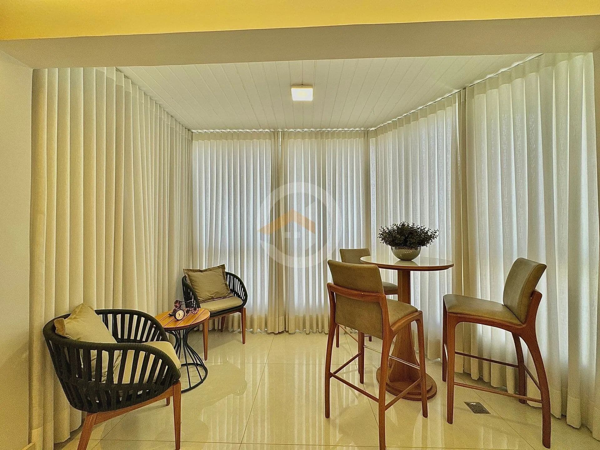 Apartamento 4 Quartos à Venda, 3 Suítes Reformado 147m2, Setor Aeroporto