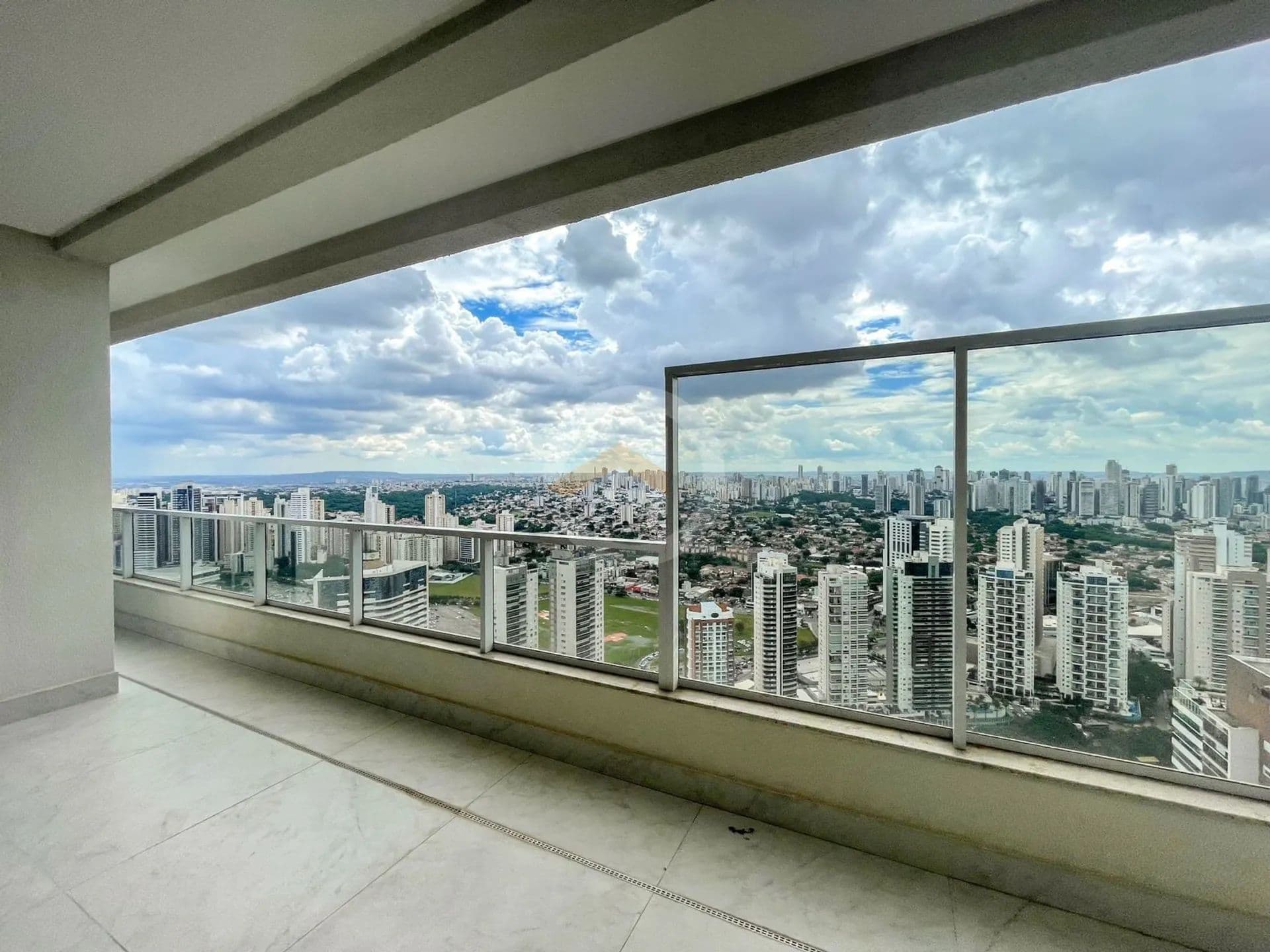 Apartamento Cobertura com 4 Suítes no Jardim Goiás.