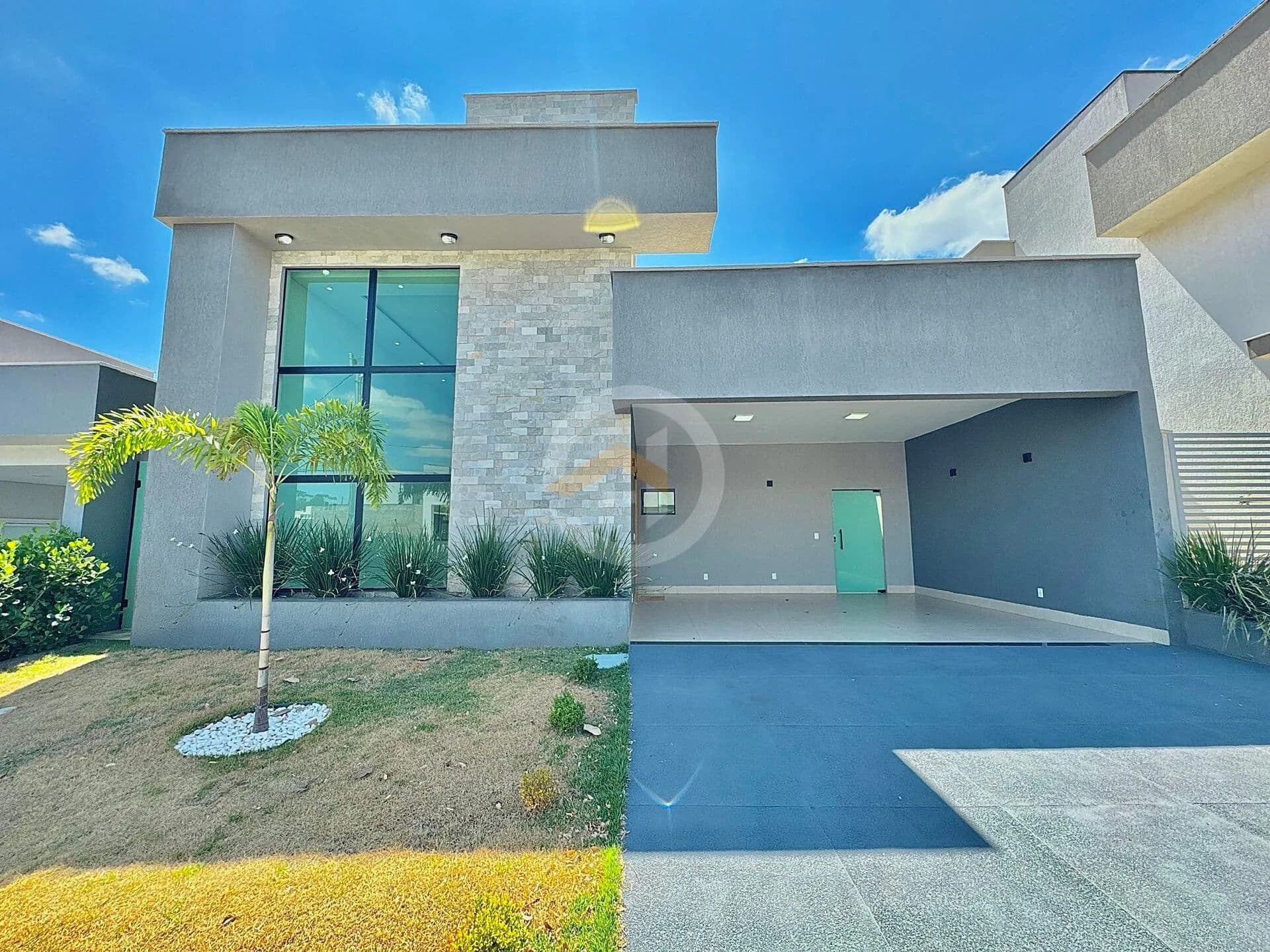 Casa com 3 Suítes e Piscina no Condomínio Jardim Veneza
