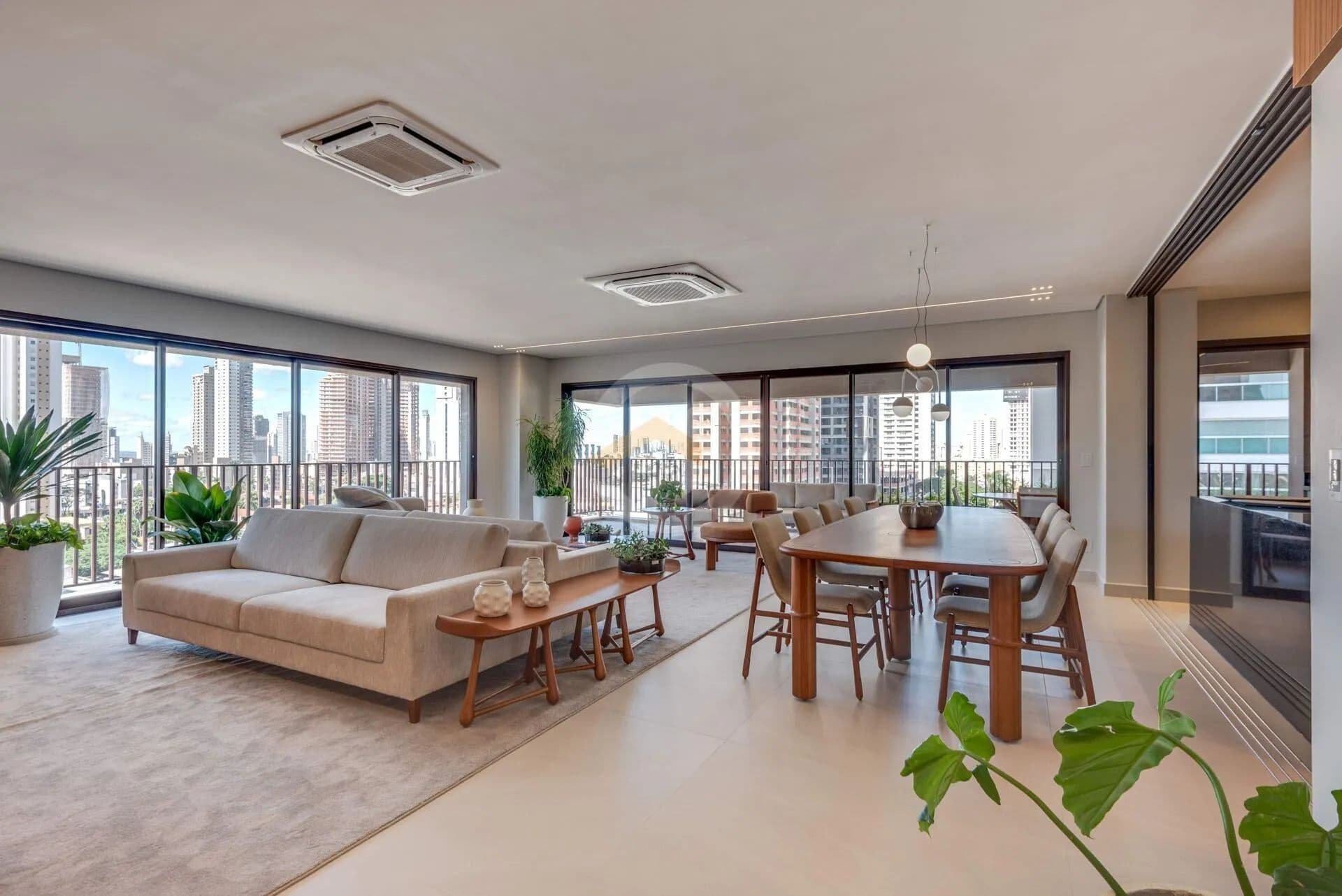 Apartamento de 4 quartos sendo 4 suites,3 vagas de garagem, Setor Bueno frente a Praça do Colégio Wr