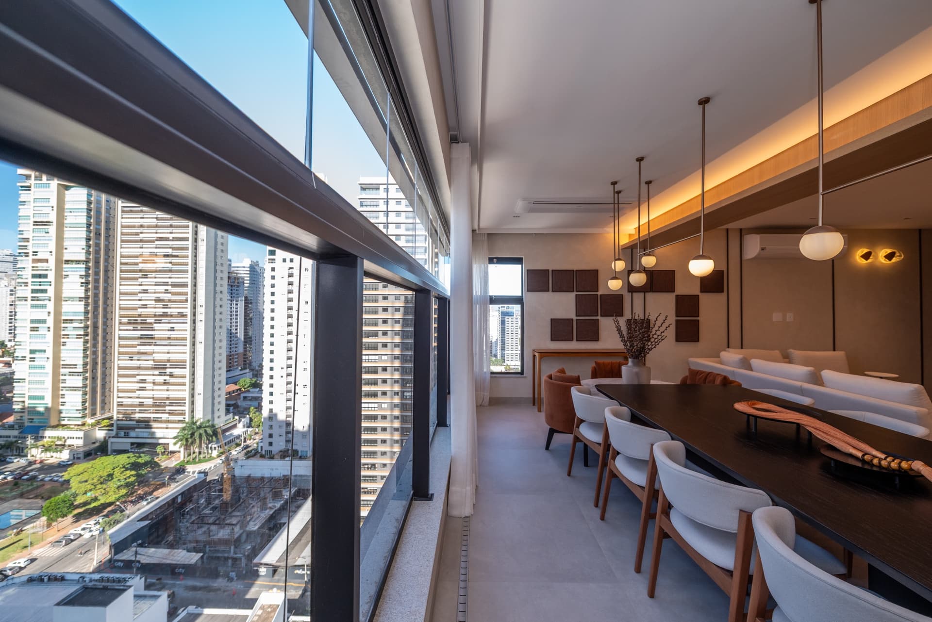 Apartamento de 3 suítes, Mobiliado e Decorado, no Setor Bueno