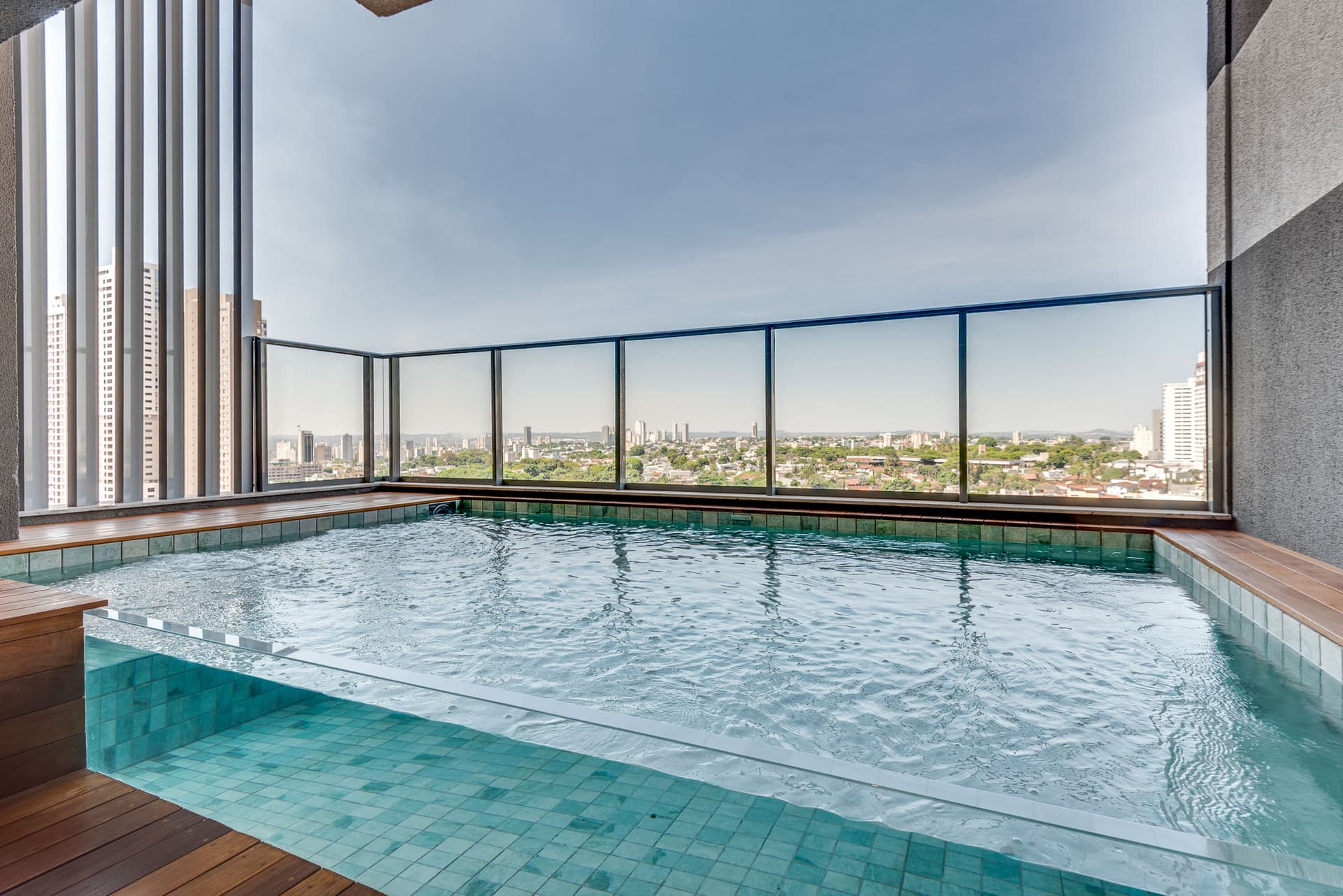 Apartamento de 4 quartos sendo 4 suítes, mobiliado, Setor Marista, 3 vagas de garagem, piscina privativa, próximo ao Clube de Engenharia ,World Trade Center .