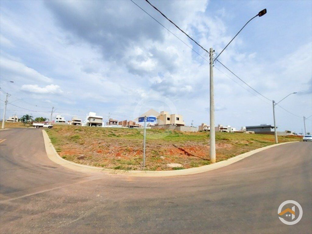Lote de esquina com 449,73m² no Jardins Capri