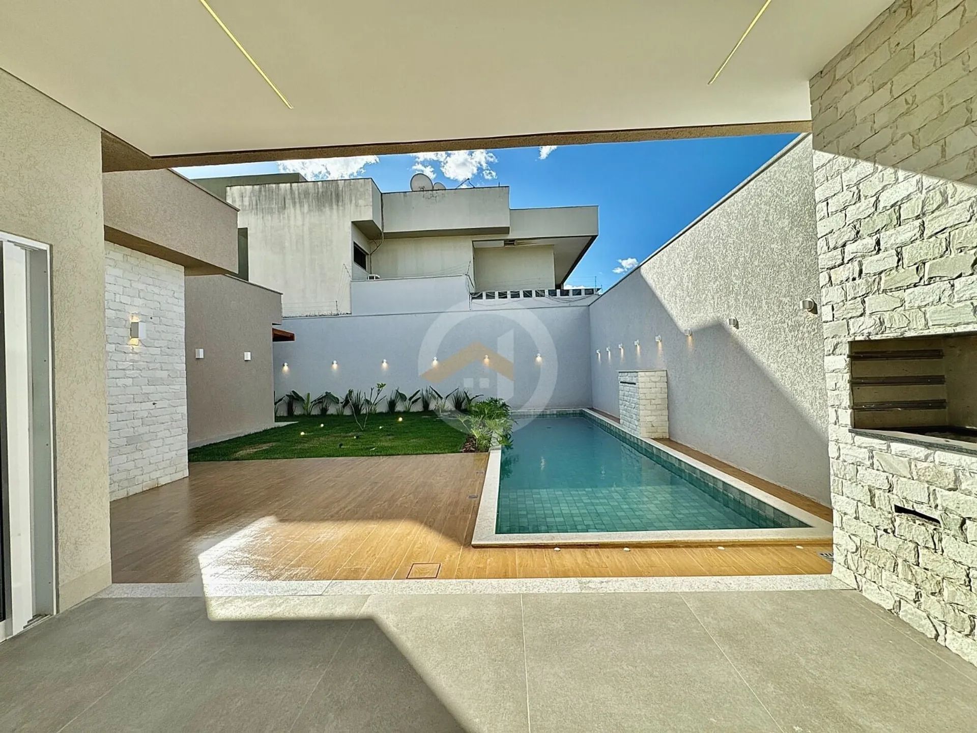 Casa terrea com 4 Suítes a venda no Jardim Atlantico e sozinha no lote quinta grande