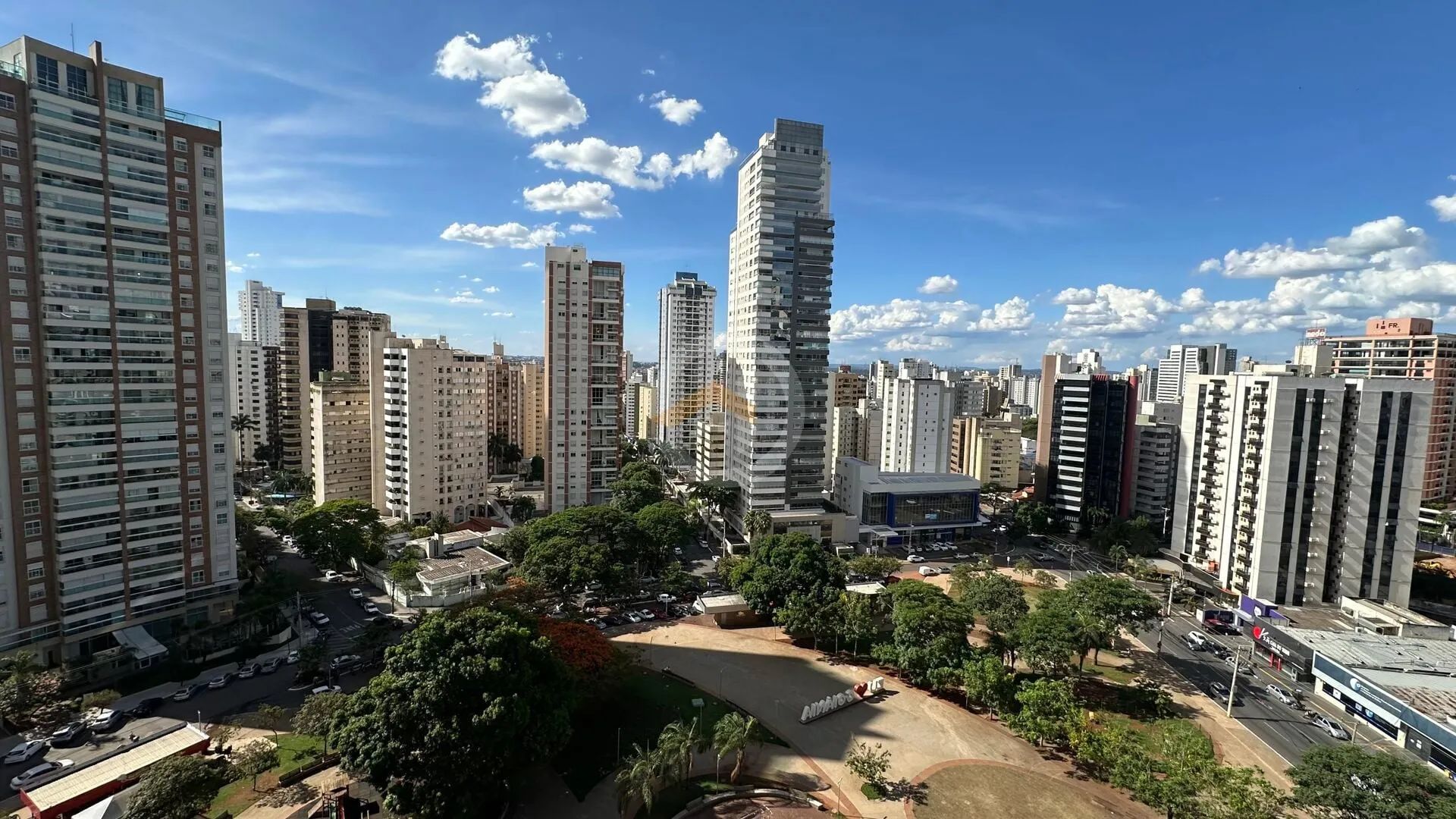 Apartamento com 4 suítes, 4 vagas em frente Praça do Sol