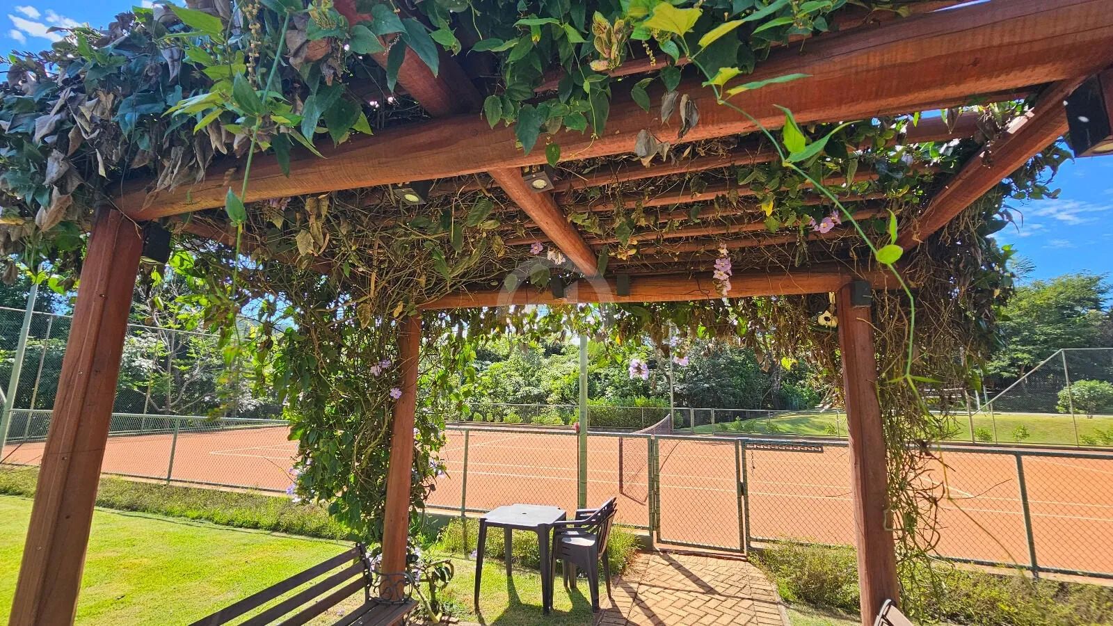 Lote com 354m2 no Jardins Porto