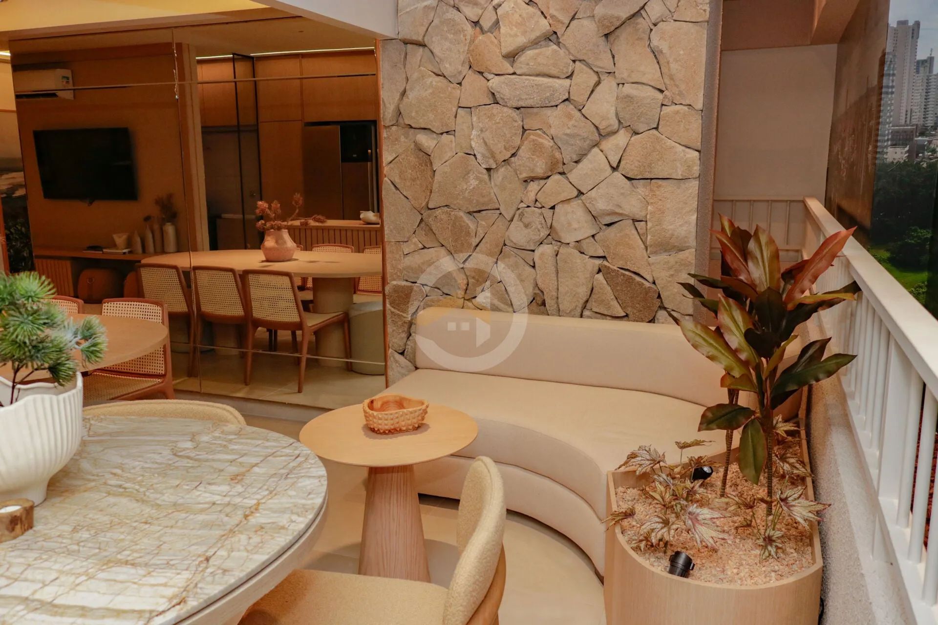 Apartamento Padrão de 3 quartos (2 suítes americanas e 1 suíte plena) em frente ao Parque Lago das