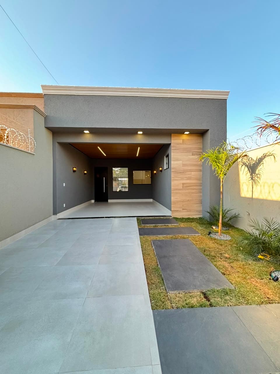 Casa Moderna de 3 Quartos com Suíte no Centro de Aparecida de Goiânia