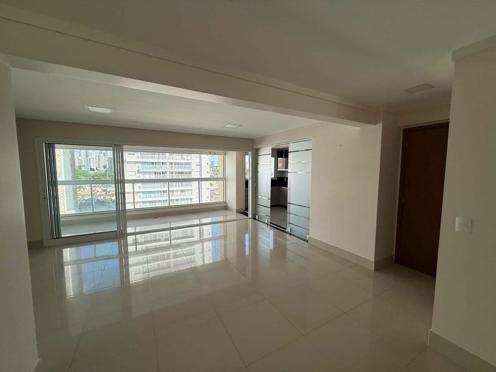 Apartamento 120 m² 3 suítes próximo ao Vaca Brava e Colegio Arena